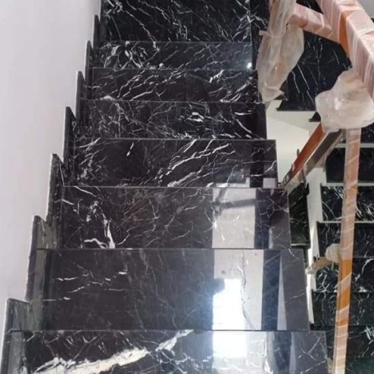 CẦU THANG ĐÁ ĐEN TIA CHỚP