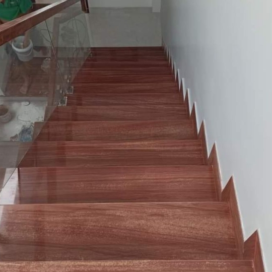 CẦU THANG ĐÁ ĐỎ VÂN GỖ